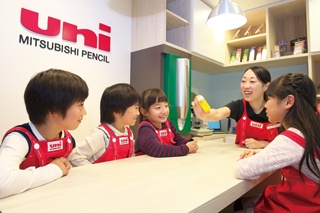 兵庫「キッザニア甲子園」パビリオン紹介！「商店街 筆記具屋」でオリジナルペンを作ろう