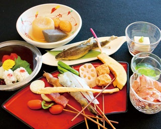 限定日本酒もある先斗町「山とみ」 川床で京料理や名物「鉄ピン揚げ」を