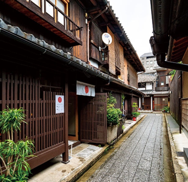 古い京町家のたたずまいが石畳と見事にマッチ/ROCCA＆FRIENDS PAPIER KYOTO