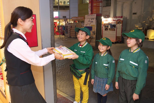 仕分けた荷物をお客様の所へ届ける/キッザニア甲子園
