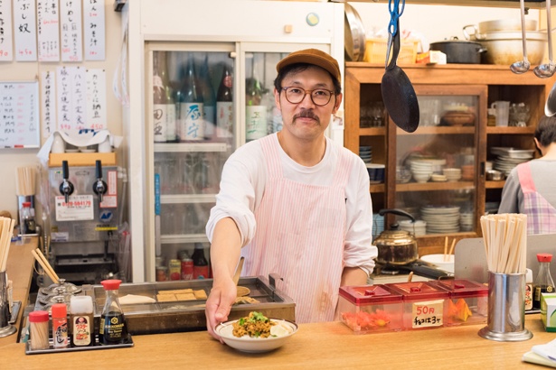 店主の小林雄一さん。もともとはクリエーターだったが、北海道で食べた“トキシラズ”に感動し、サケ専門店を開いた。“トキシラズ”を使ったカレーも評判に