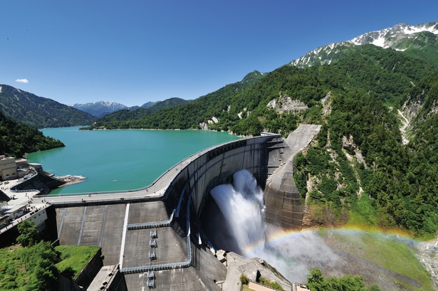 東京ドーム約160個分、2億立方メートルの総貯水量を誇る富山県の黒部ダム。2018年10月15日(月)まで大迫力の観光放水が行われている