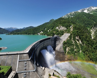 年間約100万人が訪れる富山県の人気観光スポット！黒部ダムの大放水を見に行こう!!