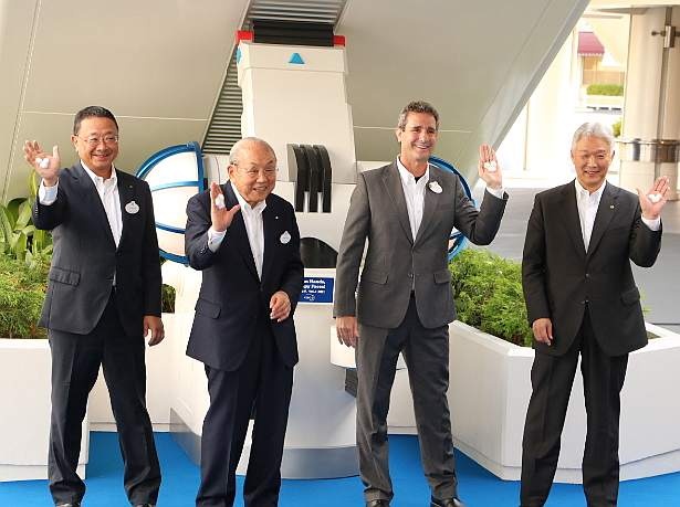 “ミッキーシェイプの泡”がズラリ