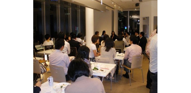会場は女子同士やカップルでぎっしり！　ロマンスについてトークもアツく語られた。
