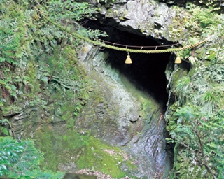 竜神のこもる穴に滝の涼感が心地よい。室生龍穴神社で緑のハイキング