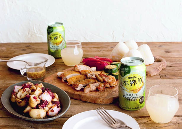右「チキンと夏野菜のこうばしソテー」、左「たことマッシュルームのピリ辛炒め」