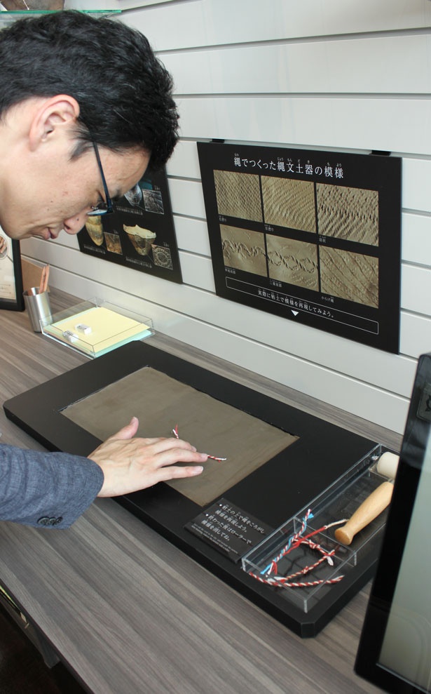 考古のブースでは縄文土器の文様付けを体験できる
