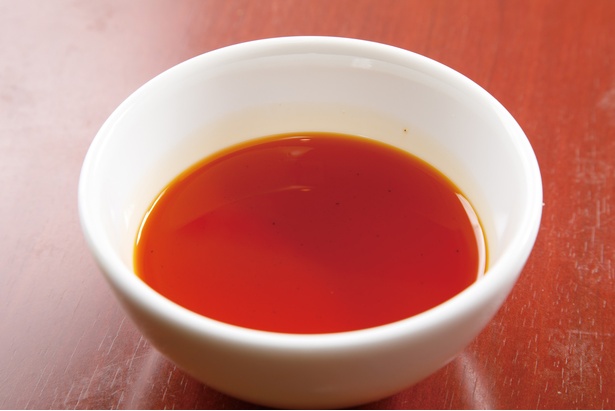 【こだわりポイント】クセになるスープの秘密は、スパイスの香りがふんだんに香る自家製の五香ラー油