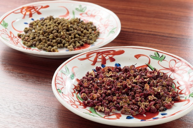 【シビレポイント】辛味の強い赤い花椒をメインに使い、さわやかな香りが特徴の青花椒を香り付けに使用