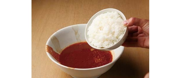 スープにライスを入れてよく混ぜてシメるのが優創流