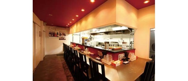 店主デザインの店内は、白が基調で清潔な印象