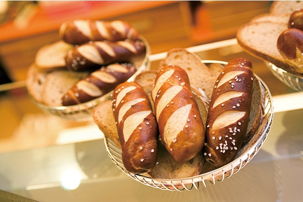 「バイエルン福岡」は福岡市南区長岡の名店「サイラー」の焼きたてパンを楽しめる。イートインは50席と多い