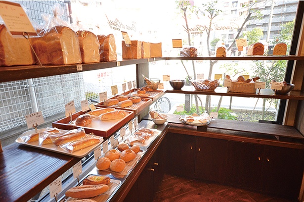 「PANYA! Cona et Oeuf」では毎朝約60種類のパンを焼き上げる。粉の旨味をしっかり出したパンが特徴で、卵・乳製品を使わないパンもある