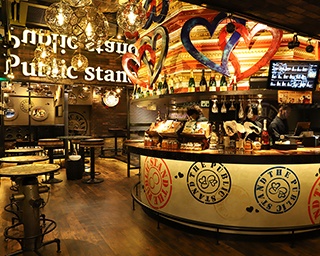 時間無制限・出入り自由100種類以上が飲み放題！ スタンディングバー「The Public stand」が関西初出店　