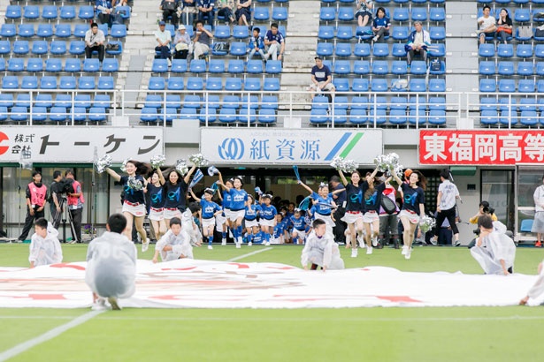 試合前のピッチに元気よく登場するRFC