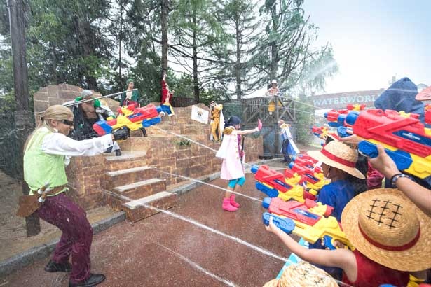 海軍たちとの水かけバトルで大熱狂