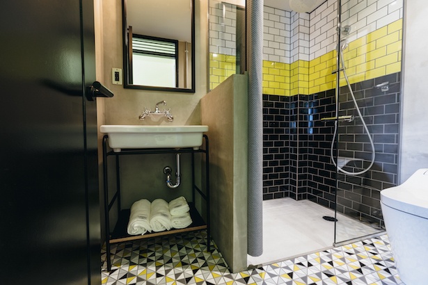 客室ごとにデザインが異なるシャワールーム。Room51はテーマカラーに沿って黄色、白、黒で統一