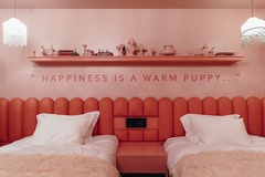 「Room64」は、壁、ソファ、スヌーピーのぬいぐるみまでピンク一色！ツインタイプ(26㎡)で定員1〜2名。税抜4万2000円※朝食付き
