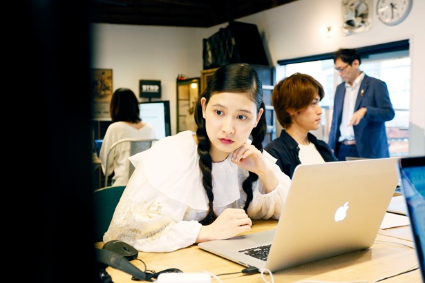 編集作業は自分のノートPCで行う。Macを見つめながら何やら真剣に作業を進める前田さん