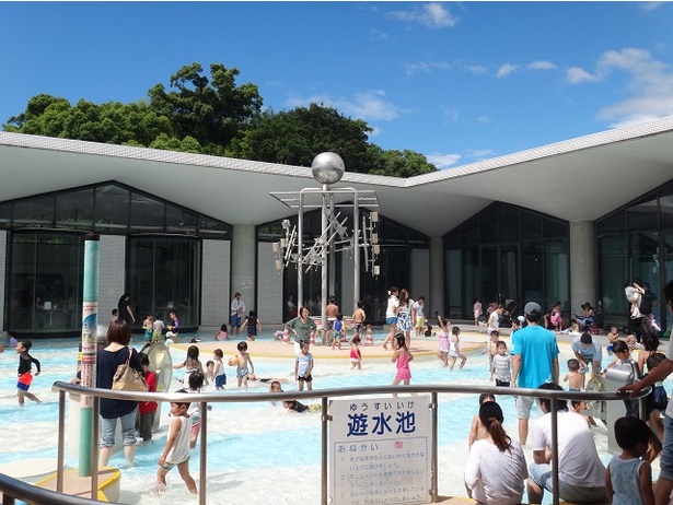「熊本市水の科学館」の中池では一年中水遊びが楽しめる。昔懐かしい手押しポンプなどの遊具もある