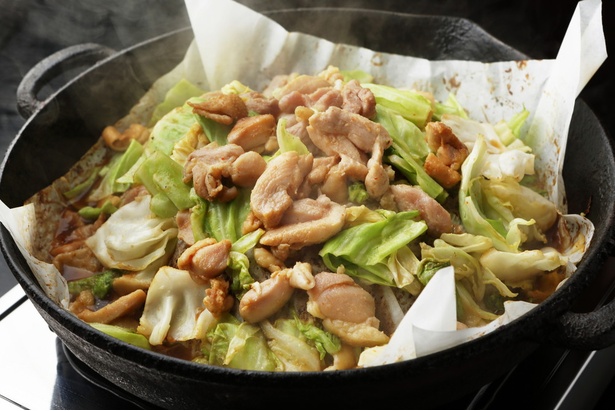 下味のついた鶏肉を、キャベツやタマネギ、ニンジンなどの野菜と一緒に、鉄板で焼いて食べる鶏ちゃん焼き
