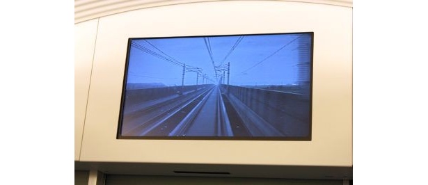 最高速度の瞬間、車内のモニターには車両前方の景色が映し出された
