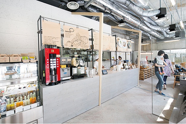「ORTO's Bakery cosses」のオシャレな店内。コーヒーはセルフで淹れるスタイルだ