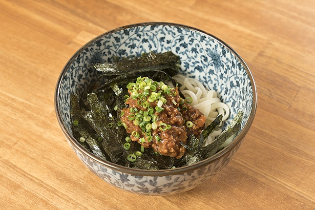 耳納豚のミンチ肉の程良い辛さが食欲をそそる「肉味噌うどん」(900円)
