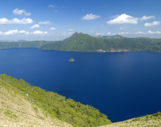 青く澄んだ湖面＆ダブル雲海!?　夏は北海道屈指の絶景スポットへ
