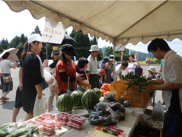 地元農産物の販売も行われる