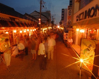 絵師・金蔵の芝居絵屏風が立ち並ぶ！高知県香南市「第42回土佐赤岡絵金祭り」