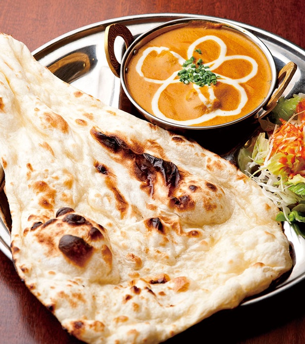 【写真を見る】「本格インド料理レストラン Sathi」の「ランチカレーセット」(750円～)(写真はチキンカレー)。本場の味に大満足！