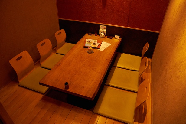 個室を中心にテーブル席もあり。落ち着いた雰囲気でゆっくりと食事を楽しめる