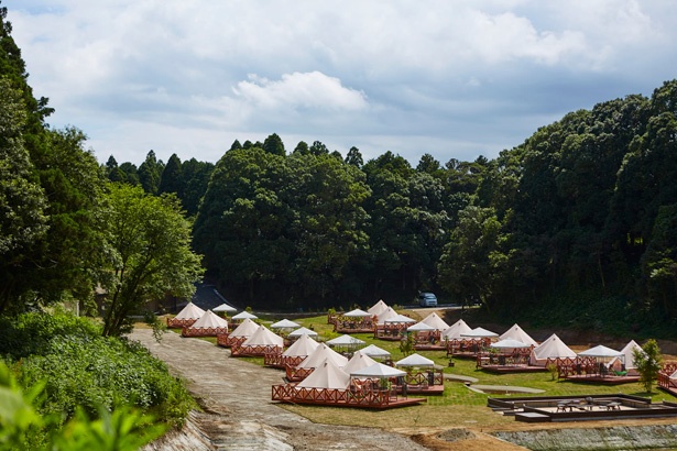 広い農場とコラボして作られた、ザ ファームキャンプのグランピングテント群。施設内にある温泉施設も人気の秘密