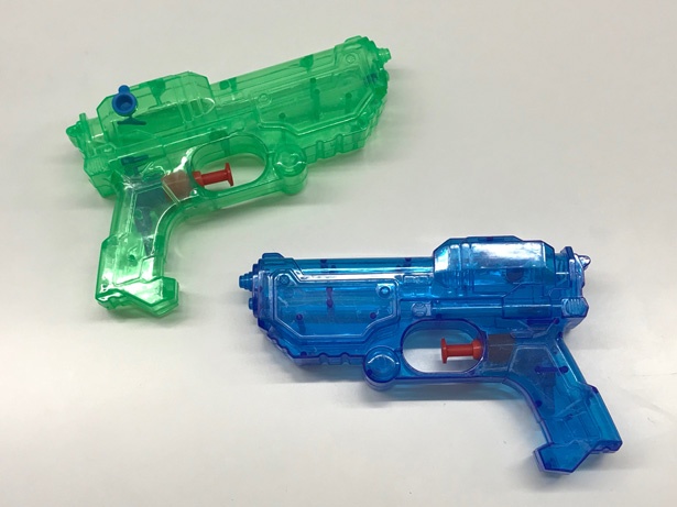 【写真を見る】HiHi Jetsのメンバーが取材時のグラビア撮影で使用した水鉄砲。夏っぽいクールなカラーにかっこよくポージングを決めてくれました