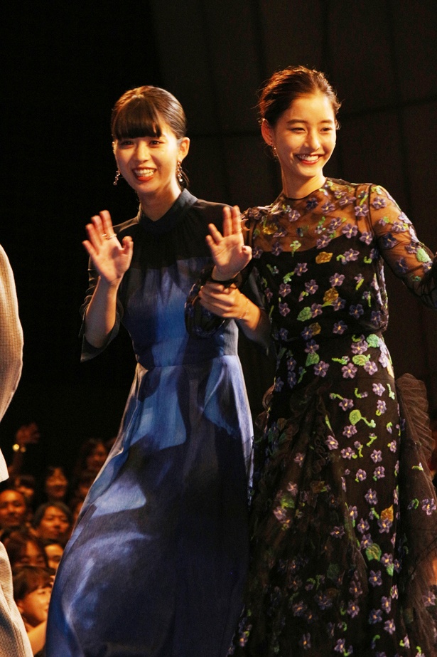 TVドラマでは3rdシリーズから参加した新木優子&馬場ふみかが仲良くお手振り!