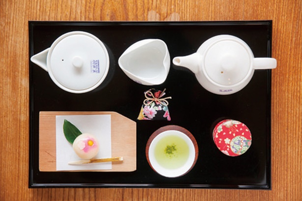 川根茶を飲み比べられ、季節の和菓子も付くお茶セット(300円)
