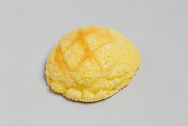 「ベーカリーイトセ」の「冷やし生メロン」(162円)。冷やして食べる新感覚のメロンパン。表面はしっとり、中には生クリームが入る