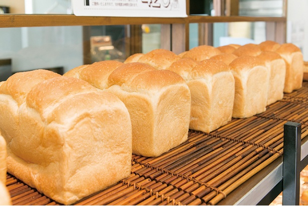 「パン・ド・クルール 照葉スパリゾート店」の「湯だね食パン」（1斤280円)。むっちりとしていてそのまま食べてもほんのりと麦の甘味を感じる