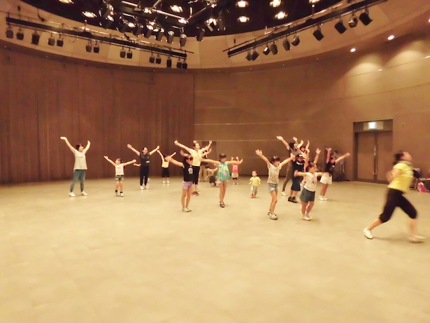 ダンスワークショップ「踊るりんゴリラっぱ」