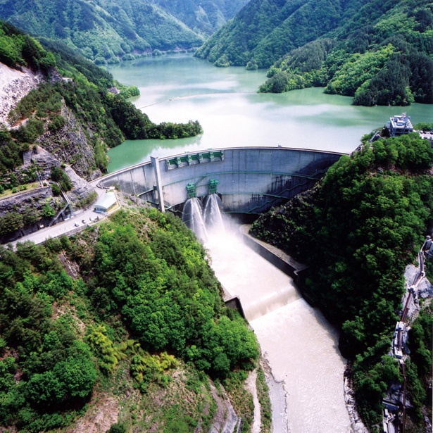 「小渋ダム開放DAY」(9:30～15:00)では、ダム内部の見学が自由にできる