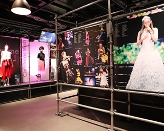 安室奈美恵の軌跡を巡る展覧会「namie amuro Final Space」が大阪で開催　ステージ衣装など多数展示