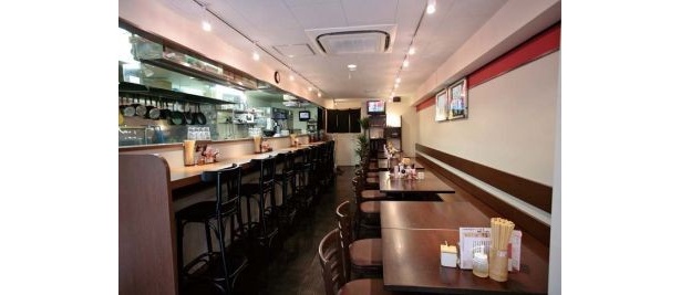 「麺工房 茜」の店内。テーブル席も多く、店内は広々
