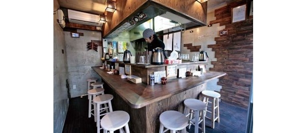「麺屋 かまし」の店内。カウンターにある、青唐辣油を入れて辛味を調節できる