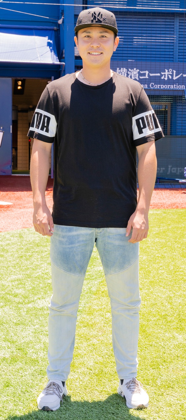 佐野選手の正面。「大きめサイズが流行っているそうなので、ワンサイズ上の大志さんのTシャツがちょうどいいです」