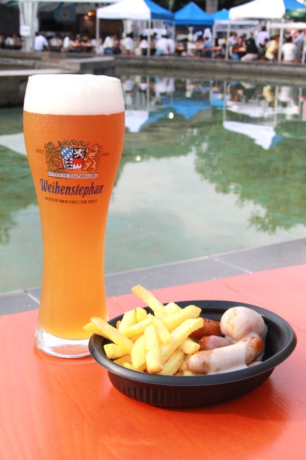 日本初上陸の貴重なビール「ヴァイエンステファン ブラウ パクト」(1600円/500ml)は必見！ソーセージとの相性も抜群