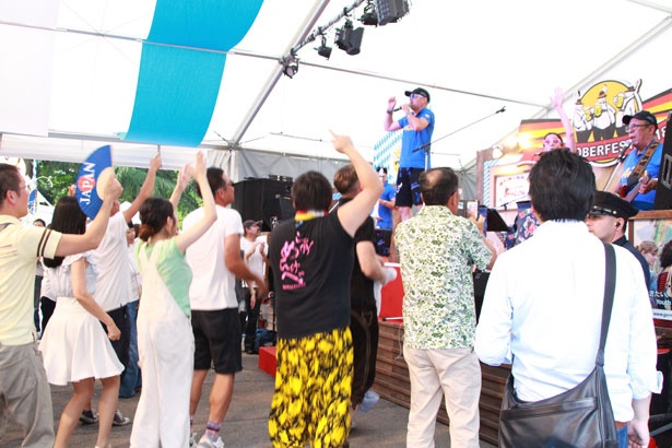 ステージの前で歌って踊れば、ハッピーな気分になれるはず！