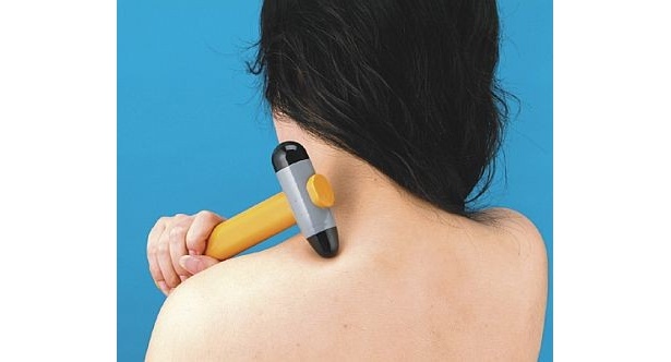 電池式のハンマーは振動でコリをほぐします