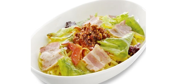 このパスタのために開発したオリジナルの具だくさんラー油がトッピングされた、ファーストキッチンの「レタスとベーコンの食べるラー油パスタ」(580円)